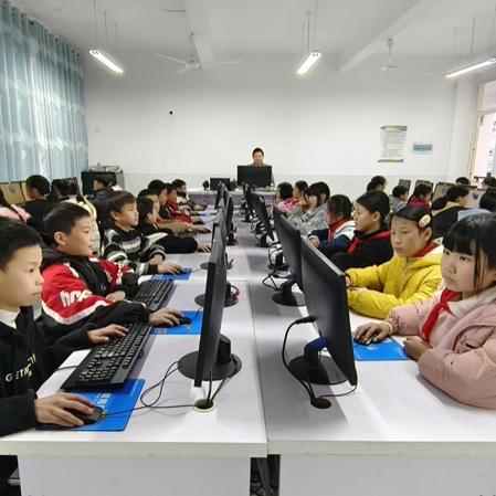 Paano pinapagana ng Sun Haiqing ng Jiangsu Jutian ang edukasyon sa bayan sa pamamagitan ng mga donasyon sa computer?